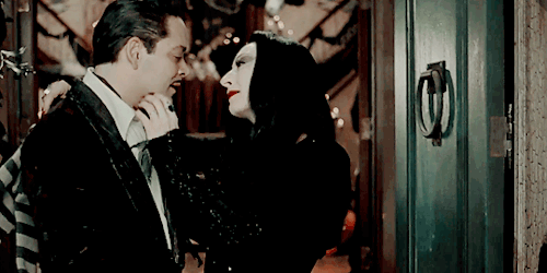 Anjelica Huston &amp;  Raúl Juliá as Morticia &amp; Gomez Addams in The Addams