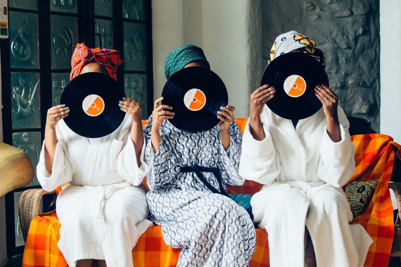 black-culture:  African Stepford Wives.   Models : Mary, Hawa , so-africane   Directed