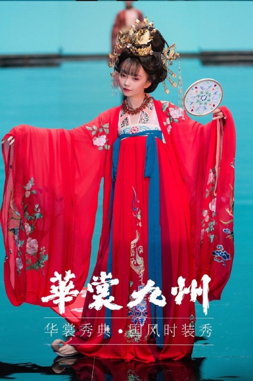 dressesofchina:HuaShangJiuZhou Dec. 2018 fashion show. Full show here.