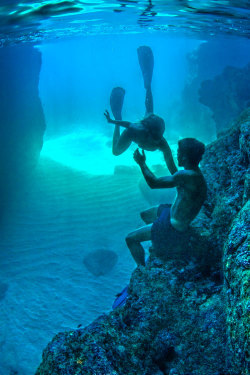 plasmatics-life:  Underwater Lovers ~ By Julio Sanjuan