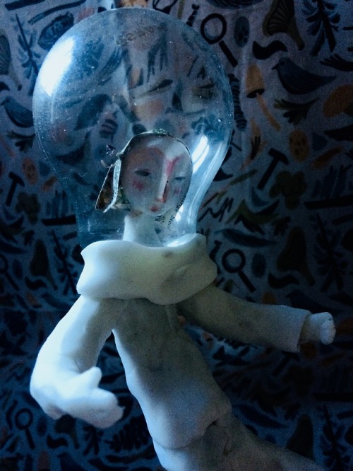 Astronaute test sculpture et structure à animer Sculpey, pâte a modeler, ampoule, papier 