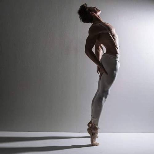 male-ballet:  Wednesday toward the light dance
