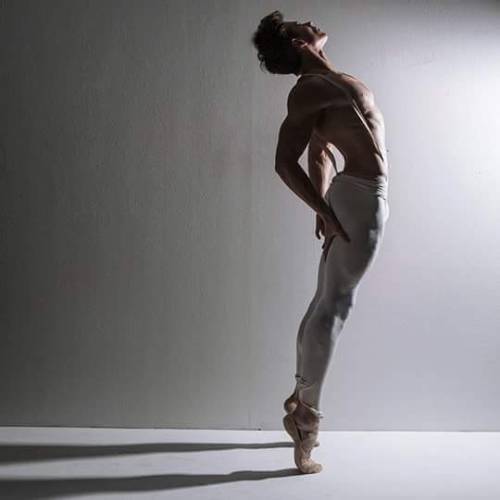 Porn male-ballet:  Wednesday toward the light photos