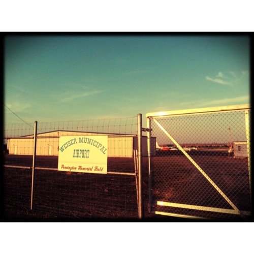 <p>Dropped some friends at the #weiser airport just after sunrise this morning. And yes, it looks just like you’d expect. #dirtrunway #smalltownusa #fiddlecontest  (at Weiser Municipal Airport - Weiser, ID)</p>