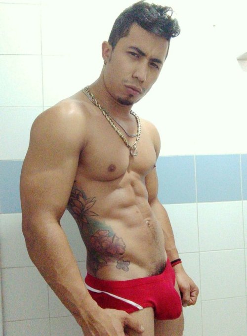 vergasyfetichesgay: Que rico pitote moreno se carga este chacal venezolano, que ganas de que me agar