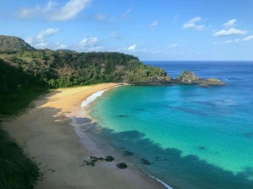 Caba não, noronhão ✨ (em Praia do Sancho, Fernando de Noronha, Pernambuco, Brasil.)