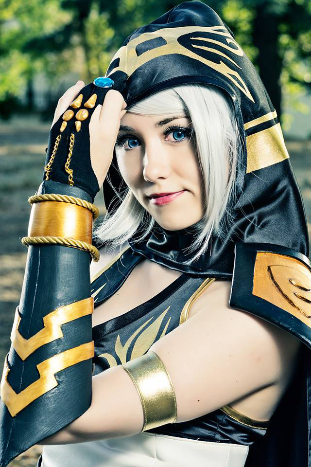 league-of-legends-sexy-girls:  Ashe Cosplay 