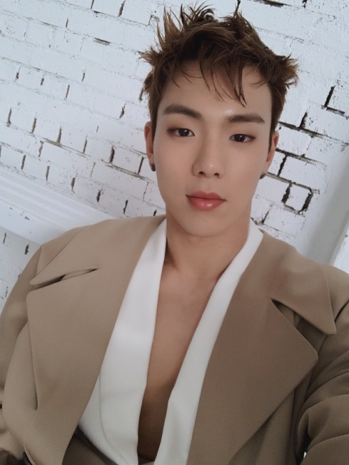 fymonsta-x:@OfficialMonstaX: [#셔누] 엘리게이터~가 드디어 나왔습니다ㅎㅎㅎㅎ몬베베여러분 너무 좋아해주시는 거같아서 기분이 너무너무 좋구요좀 이따가 브이라이