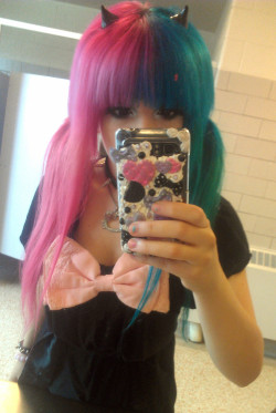 sugarheart-sweetheart:  Went to Toronto today, had so much fun!:3  squeeee! i love her hair!