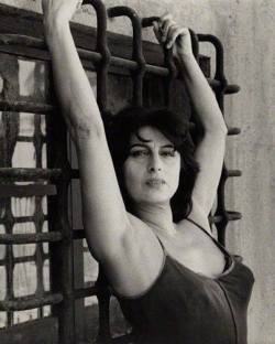 amami-ancora-fallo-dolcemente:  Assicurete de avè le mani pulite bene prima de toccà er core de na persona. ♠Anna Magnani♠ 