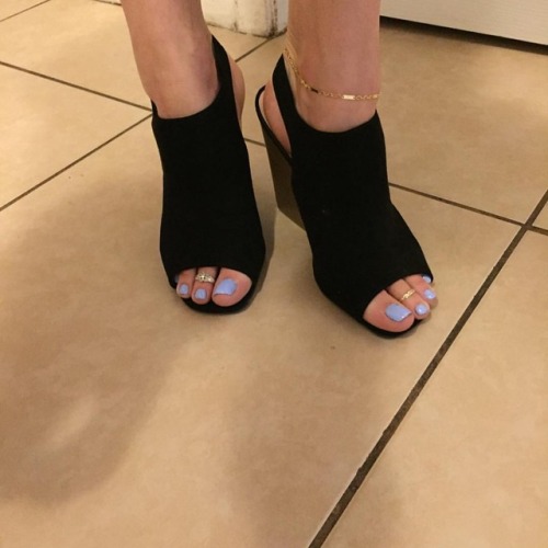 golde3rose: I’ve got my work shoes on &amp; im ready for the day! #walkwithme #footmodel #