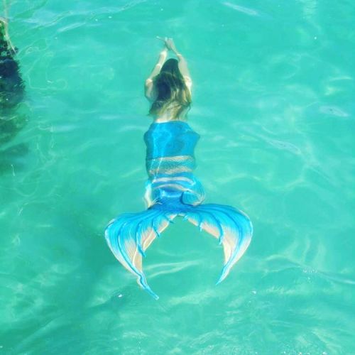 perthmermaids:  Thank you to Henrietta for this lovely photo of Amelia swimming off the jetty yester