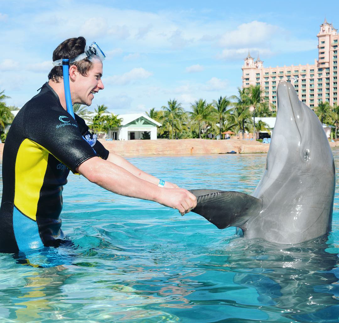 hockeyplayerswithpets: Andre Burakovsky holding