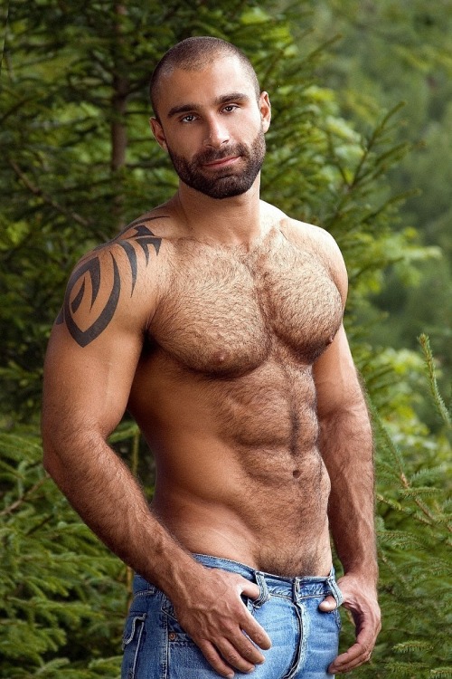 jeuxdepouvoir:  Voilà un beau bûcheron… qui est sans doute un citadin qui va au club de gym de son quartier, et est vraisemblablement un acteur porno. Mais bon, on peut rêver. That’s a beautiful lumberjack… who’s probably a city guy going to