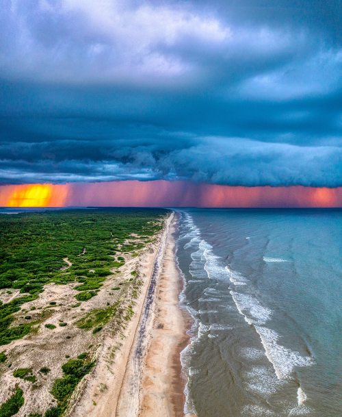 lizzy52955:mymodernmet:George Wang’s photos capture the beauty of North Carolina’s Outer Banks. amaz