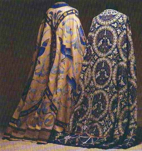 cwnerd12:magpieandwhale:jeannepompadour:Medieval men’s and women’s costumes from the 1300s-1400sFor real? Wow.definitely