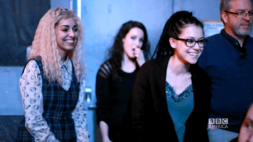 cosima324-b21:  diamondpop:  Tatiana Maslany dressed as Cosima making fun of Helena’s