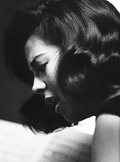 nateliewood:  Natalie Wood during rehearsals on the set of West Side Story, photographed by Ernst Haas, 1960.   