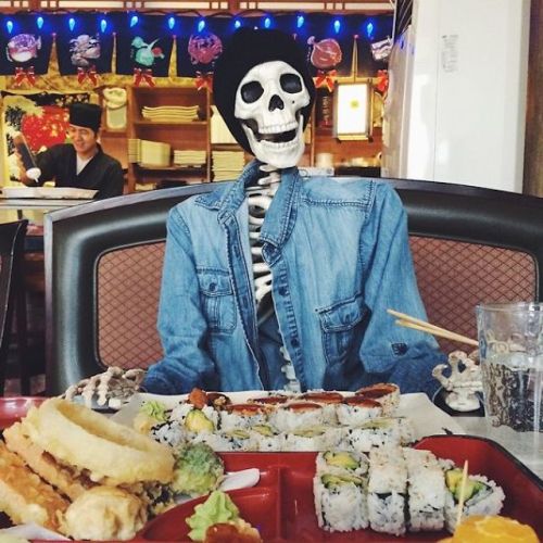 asylum-art:  Fashionable Skeleton Girl Photography on Instagram  Skellie is a young and beautiful skeleton who lives live full. Through her Instagram, we discover her lifestyle, between holidays, work, shopping and party with friends. What basically