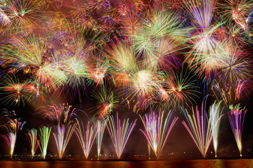 江戸川花火大会 (EDOGAWA FIREWORKS FESTIVAL) at Edogawa, Tokyo (via ajpscs) 前の週に中止となってしまった隅田川花火大会の玉も上げたそうです