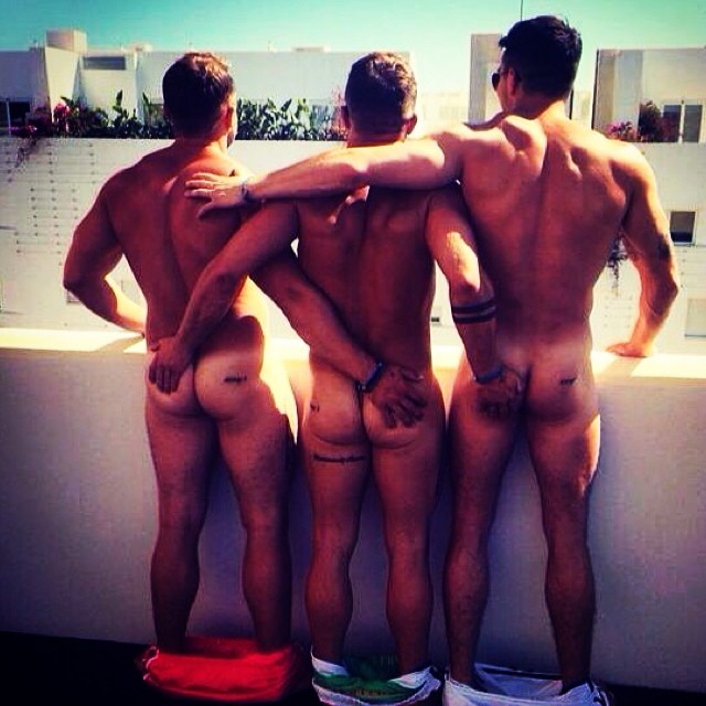 manrumpsxxx:  str8bro:  Bros aren’t shy about an ass grab.  #BroCode  Follow Me