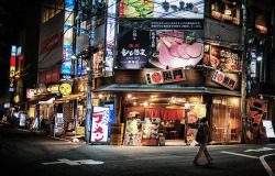 japanlove:  Shinjuku by CaDs on Flickr.