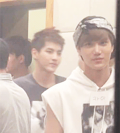 baekaid-o:  Eye contact with jongin 