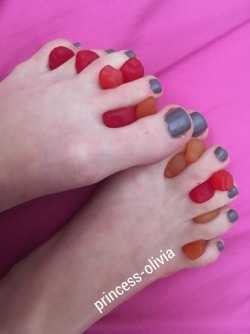 princess-olivia:  FOOT EDIBLES! 🍇🍒🍎🍊  Ever wanted to eat some candy with the taste and smell of my sweaty feet? Now’s your chance! I’ll be selling candy with the smell and taste of my feet for บ plus shipping!   Inbox if interested!