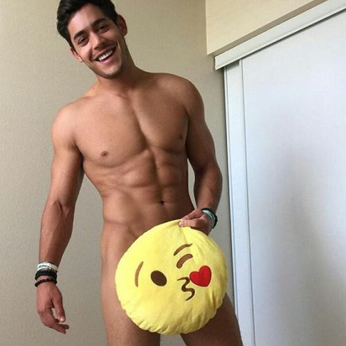 kings-boys:  So hot 😍😵 Model: @nicholasmassa  Follow @kingsbooys
