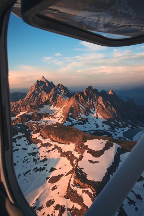 An evening over the Tetons with Fly Jackson Hole. @zeisenhauer