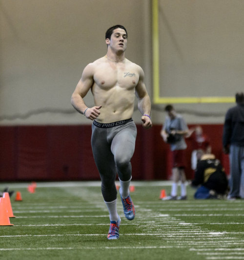 bulgepost:  Vinnie Sunseri /Alabama finally takes off shirt