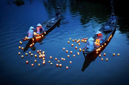 iamametrine:Prayer on the river, Hanoi, Vietnam