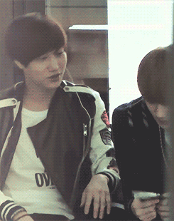 eggturd:  sekai sharing earphones (─‿‿─) 