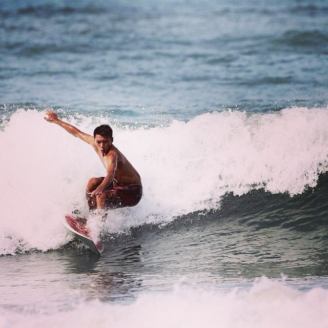 chinesemale:  開心衝浪 😊 明早一樣六點海上就位～🌄🏄 by likejammy