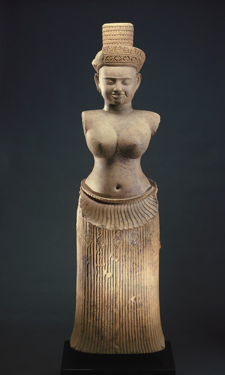 ethnoarte:  The Goddess Uma 10th century Angkor period Sandstone H: 124.2 W: 37.5 D: 24.3 cm Koh Ker, Cambodia Gift of Arthur M. Sackler S1987.909 This hierarchic majestic figure wears a precisely pleated skirt whose downturned upper edge creates a