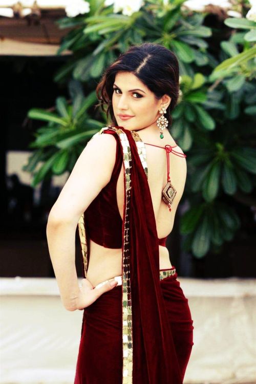 actressheaven: Zarine Khan Sexy in Red Saree