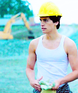 itsalekz: fyeahriverdale: #betty come get your man before he gets SNATCHED   Cole