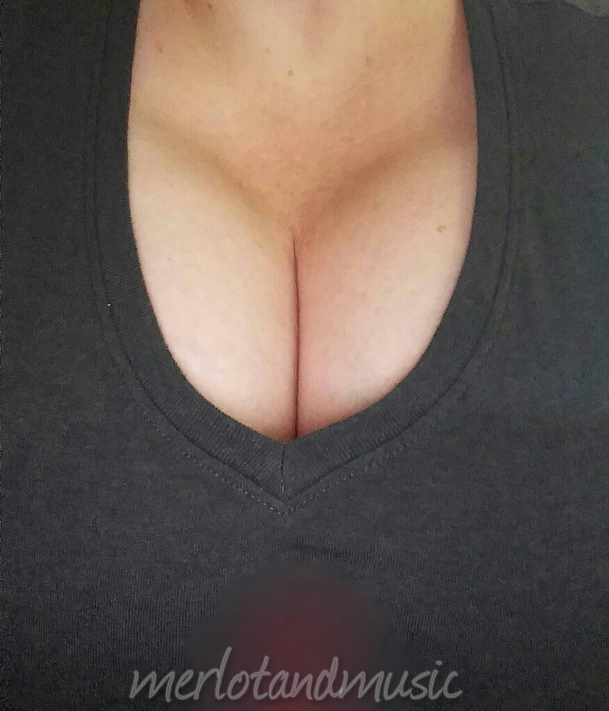 merlotandmusic:  Because I missed cleavage Sunday…  Better late than never, right?