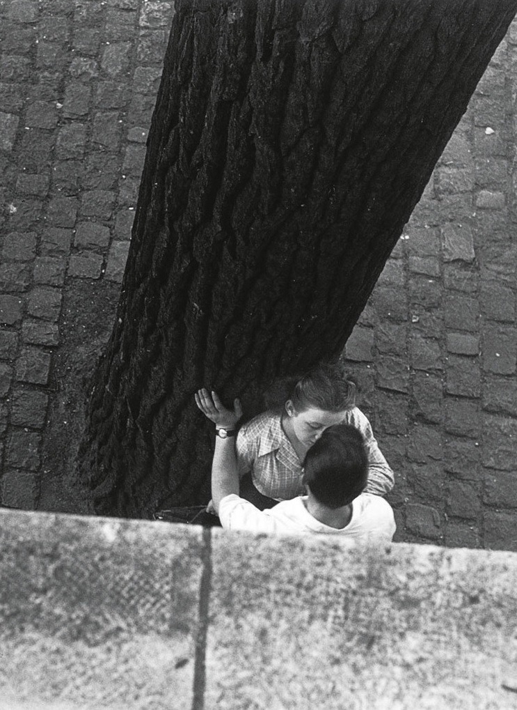 Izis Bidermanas
Amoureux sur les bords de Seine, 1949.