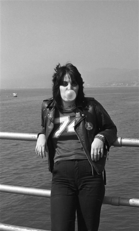 debbieharry1979:joan jett hanging out in santa monica, 1977, taken by donna santisi