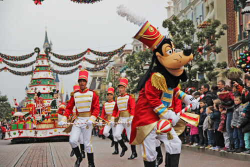 fuckyeahdisneylandresortparis:  Goofy leads the Christmas way. Photo by Steven DLP. 
