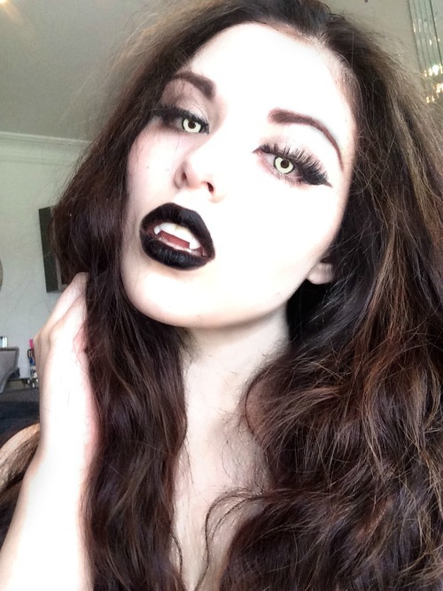 beautifulwrath:  the afternoon lighting is great for selfies, even for vampires    Wow….. Stunning :))