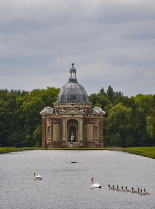 Thomas Archer Pavilion in Wrest Park Gardens, England (by Chaz-Jaz).