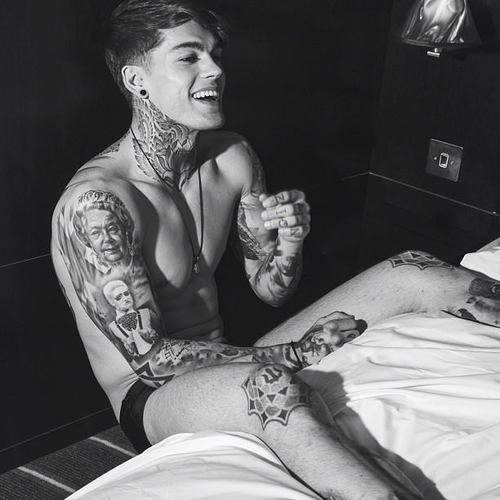 woahmrkelley:  fckingfntastic:  excitingzone:  +18  T  Dear lots jesus