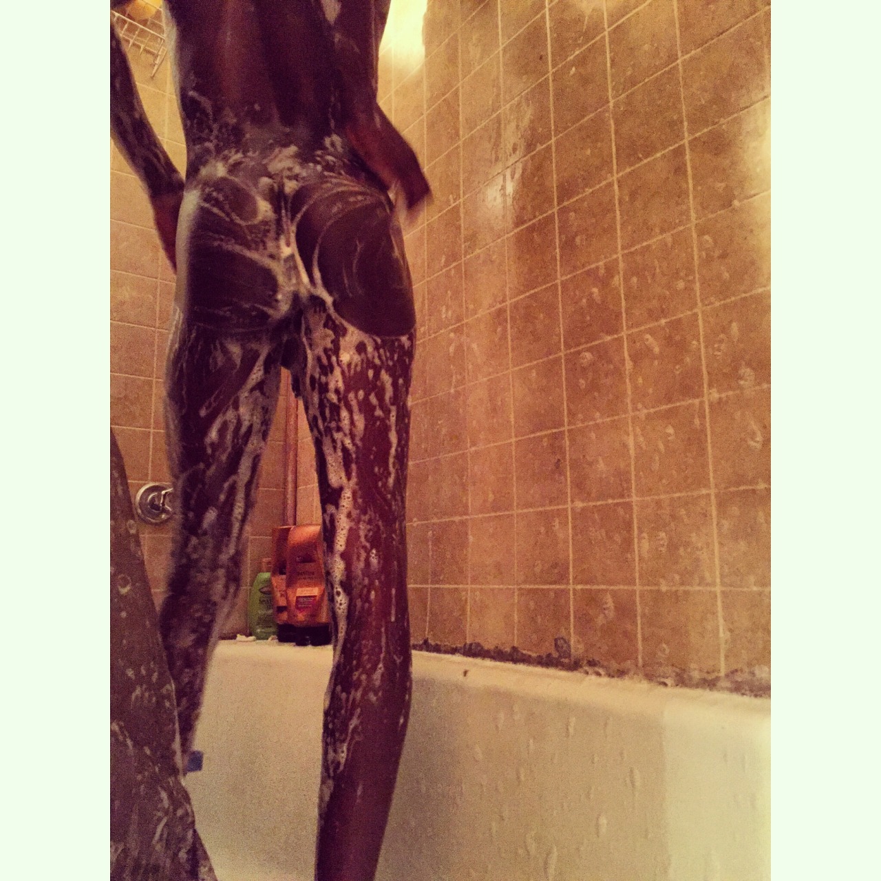 ckallmehdhakidd:  S H O W E R S 💆🏾💦