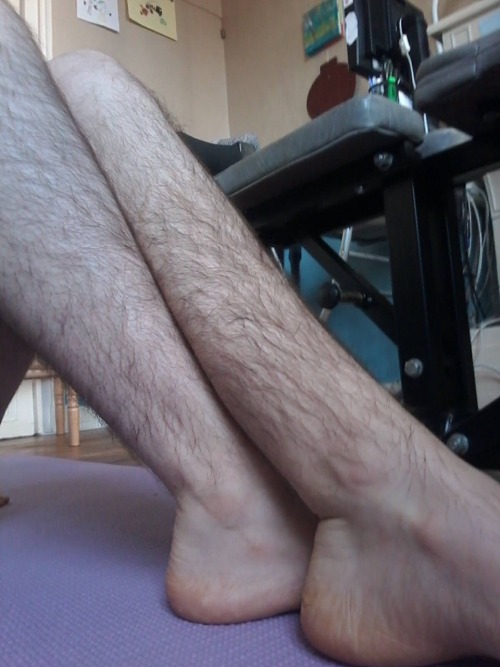 veryhairylegs: Hello very hairy legs club ! I am Kate and those are my very hairy legs. You decide i