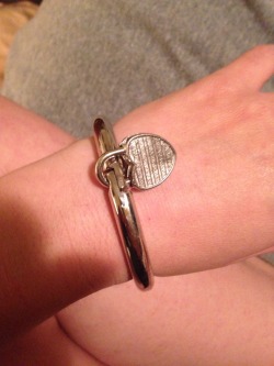 dasprincess:  Daddy got me a bracelet to