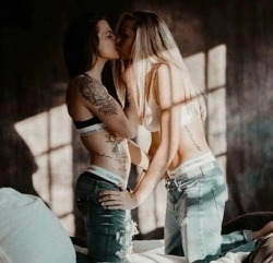 Porn Pics lesbianlovekissing: