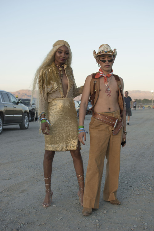 festfashions: I mean, they clearly OWN the desert! Look at these looks! Golden with the desert color