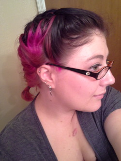Somehow I ended up doing some half-assed double french braid pigtails today&hellip;I like how the colors go though~